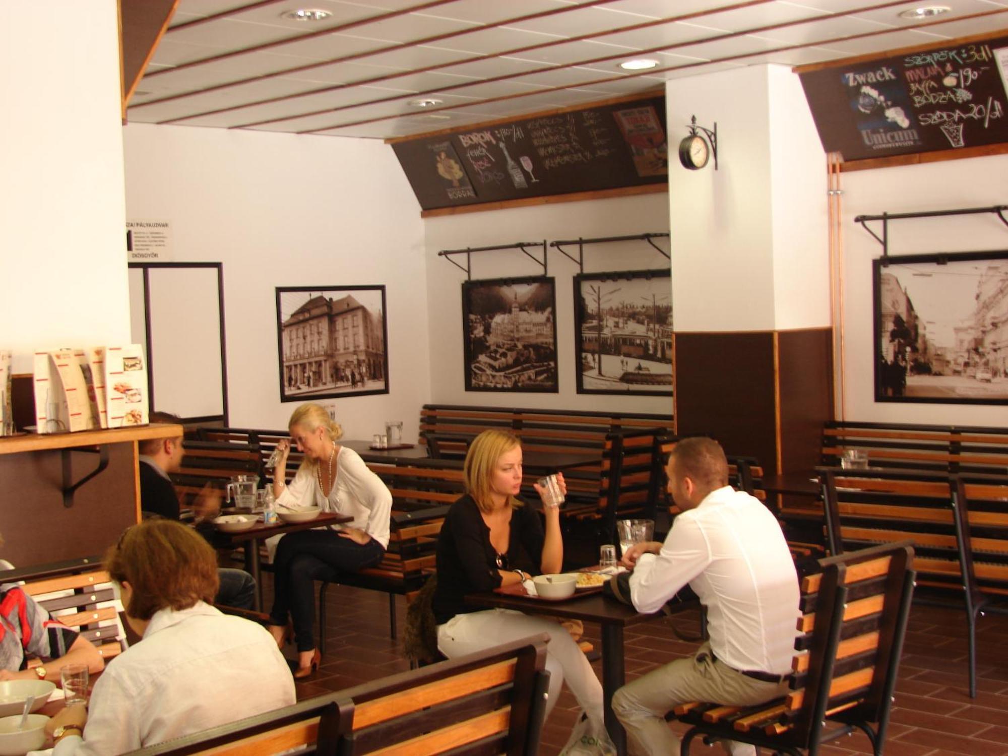 Bed and Breakfast Promenade Panzio à Miskolc Extérieur photo