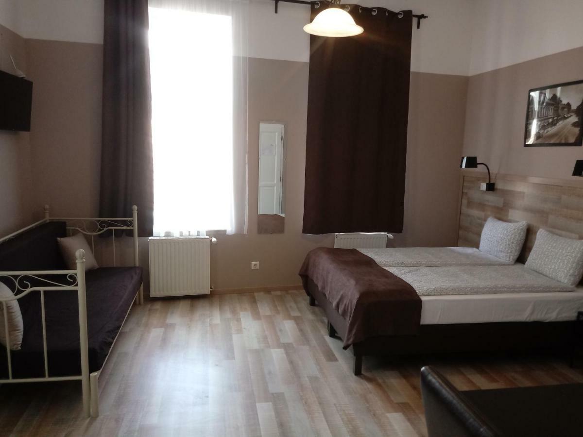 Bed and Breakfast Promenade Panzio à Miskolc Extérieur photo